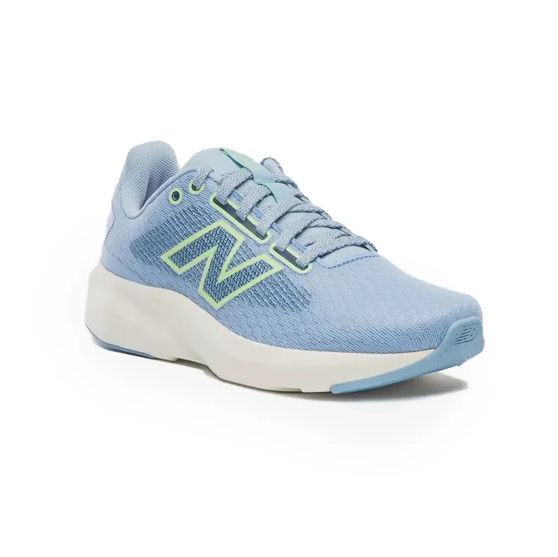 Tênis New Balance W413v3 azul claro com detalhes em verde neon vista superior